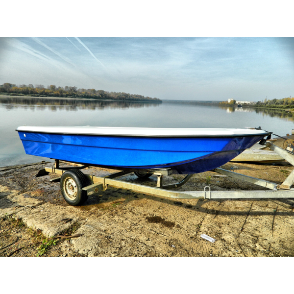 Лодка пластиковая Wyatboat 430 (стеклопластиковый тримаран)